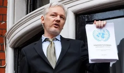 Julián Assange deja la dirección de Wikileaks.