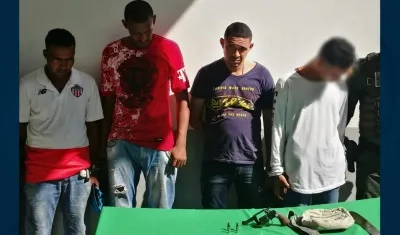 Los cuatro capturados por la Policía en Las Nieves, con un revólver.