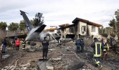Miembros de los servicios de emergencia desplegados en el lugar tras estrellarse un avión de carga Boeing 707, cerca de la ciudad de Karag, al oeste de Teherán.