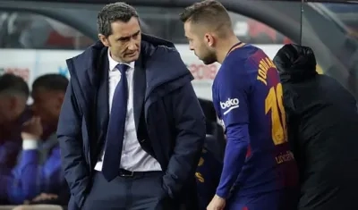El técnico de Barcelona, Ernesto Valverde y el lateral Jordi Alba.