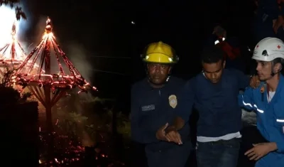 Organismos de socorro en la atención de emergencia or incendio en Taganga.
