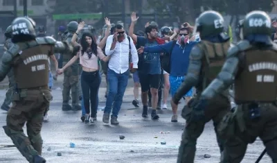 Manifestantes se enfrentan a Carabineros mientras se registran diversas protestas en contra del Gobierno, demandando mejoras sociales en Santiago (Chile).