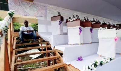 Familiares de las víctimas de una masacre de hace 17 años asisten funeral colectivo