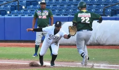 José Rosario no logró sacar el out en la primera base.