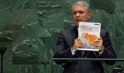 Presidente Iván Duque con el famoso 'dossier' en las Naciones Unidas.