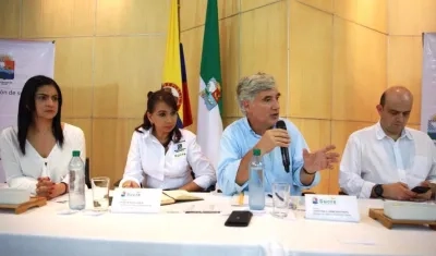 El Ministro de Salud, Juan Pablo Uribe Restrepo, con autoridades del sector.