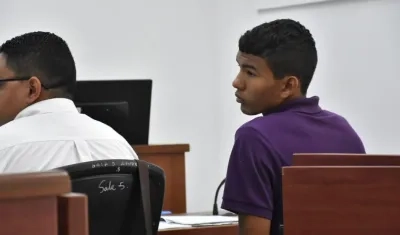   Andrés Felipe Caballos, con su abogado, en la audiencia.