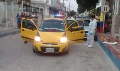 Vehículo de taxista asesinado en Las Gaviotas