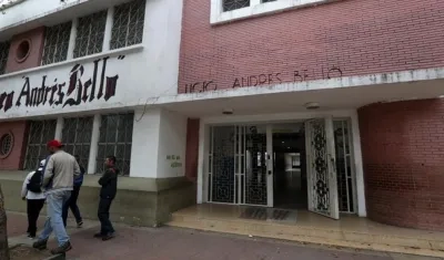 Vista de un colegio vacío este lunes, en el marco de la suspensión de actividades laborales y escolares, en Caracas (Venezuela). 
