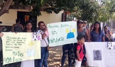 Familiares de la niña protestaron hoy en el corregimiento La Peña.