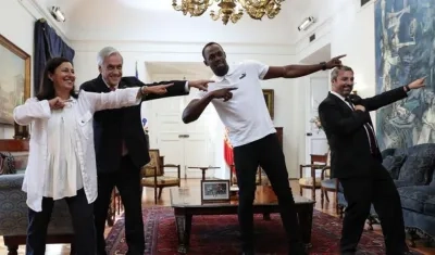 El atleta Usain Bolt (c) posa para una fotografía junto al presidente de Chile, Sebastián Piñera (c-izq); la ministra de Deportes, Pauline Kantor (izq), y el subsecretario de Deportes, Andrés Otero (dcha).