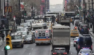 Vehículos atascados en a calle 42 en Manhattan