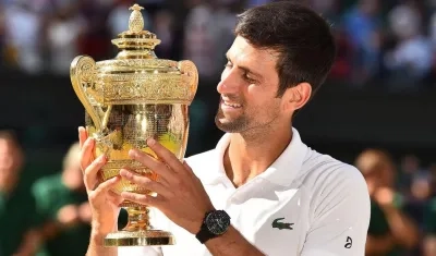 Novak Djokovic con el trofeo de Wimblendon. 