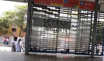 Grafiti escrito por los marchantes en una de las estaciones.