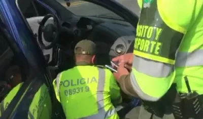 Policías de la Metropolitana de Santa Marta revisan el vehículo