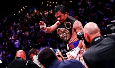 Manny Pacquiao celebra su título mundial welter. 