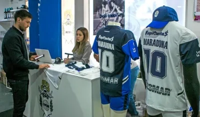 Camisetas de Gimnasia y Esgrima de La Plata con el nombre de Maradona. 