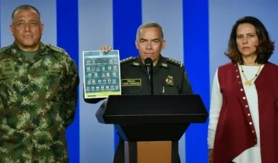 El Director de la Policía y la Ministra del Interior muestran el cartel de los más buscados.