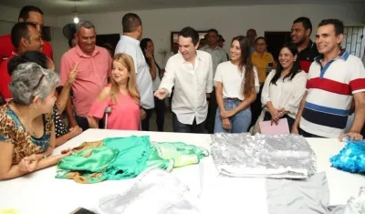 La Gobernadora Elsa Noguera y el Secretario Miguel Vergara con las costureras de Juan de Acosta.