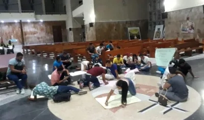 Estudiantes del 'sí a clases' en la Catedral Metropolitana de Barranquilla.