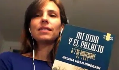 Captura de pantalla que muestra a la periodista Helena Urán durante una entrevista con Efe por videoconferencia sobre su libro "Mi vida y el Palacio", en Bogotá.