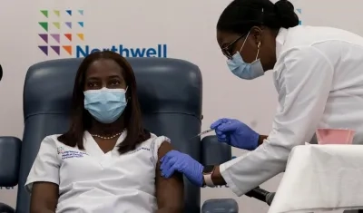 Sandra Lindsay, enfermera del Centro Médico Judío de Long Island, es inoculada con la vacuna Covid-19.