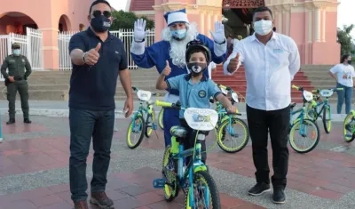 Entrega de bicicletas a niños en Puerto Colombia.