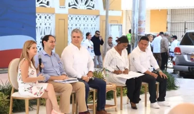 La gobernadora Elsa Noguera, el Ministro de Comercio, el Presidente Duque, la Ministra de Cultura y el Alcalde de Puerto Colombia.