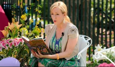 La escritora JK Rowling lee el libro "Harry Potter y la Piedra filosofal".