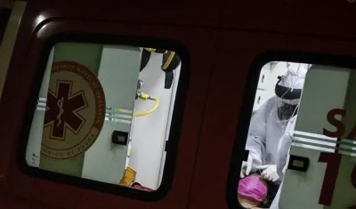 Trabajadores del Servicio de Atención Médica de Urgencia de Brasil trasladan a una paciente con Covid-19 al hospital en Manaos.