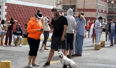Personas salen de sus hogares después de escuchar la alerta sísmica en diferentes alcaldías de Ciudad de México (México).
