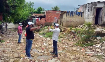 Funcionarios de la Alcaldía verificando la situación en los barrios afectados.
