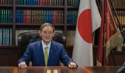 El nuevo líder del PLD, Yoshihide Suga, posa para una imagen oficial en su despacho.