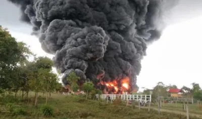 Imagen de la explosión en el tramo del oleoducto en Saravena.