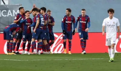 Roger Martí celebra el gol del triunfo con sus compañeros. 