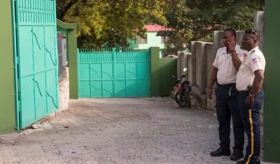 Policías custodian hoy el colegio Saint Louis de Bourdon en Puerto Príncipe..