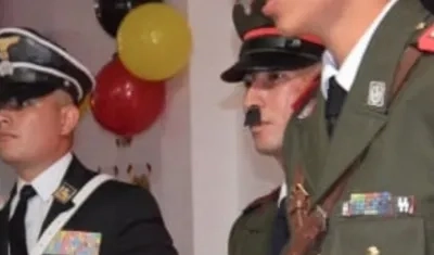 Uno de los policías se disfrazó de Adolfo Hitler.