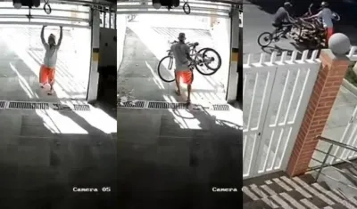 Momento en que el ladrón se robó las dos bicicletas. 