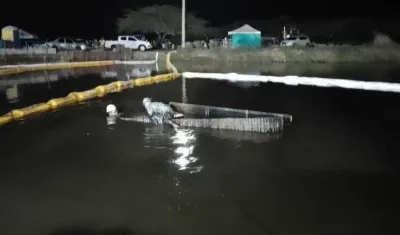 La máquina hundida en el canal de aducción del acueducto de Barranquilla.