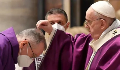 El Pontífice derramó ceniza sobre la cabeza de un sacerdote.