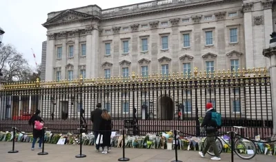 Flores depositadas en el exterior del Palacio de Buckingham, en Londres, este sábado, en homenaje al príncipe Felipe.Flores depositadas en el exterior del Palacio de Buckingham, en Londres, este sábado, en homenaje al príncipe Felipe.
