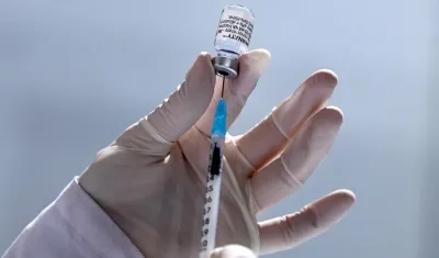 Un sanitario prepara una dosis de la vacuna de Pfizer-BioNTech. 