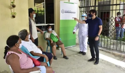 El Alcalde Jaime Pumarejo en el nuevo punto de vacunación.
