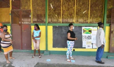 Ciudadanos guardan distanciamiento en Jamaica.