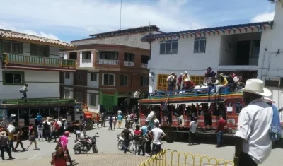 Los campesinos regresan a sus casas en Ituango.