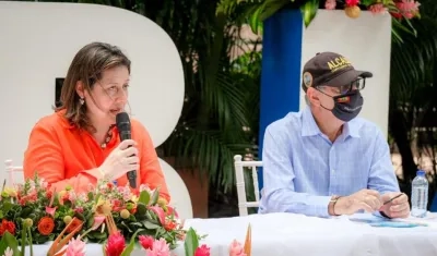 Ministra de Comercio, María Ximena Lombana Villalba, y el alcalde de Cartagena, William Dau.