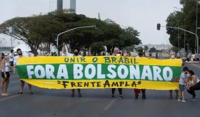 Ciudadanos protestan en las calles contra el Gobierno del presidente Jair Bolsonaro, hoy, en Brasilia (Brasil). 