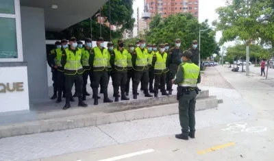 Un grupo de policías escucha instrucciones en un CAI de la ciudad de Barranquilla.