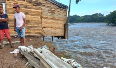 La creciente del río Guatapurí arrastró tres viviendas aledañas.