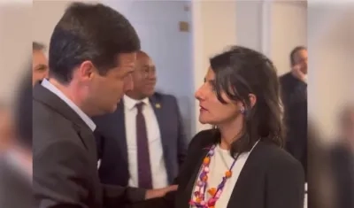 El senador Mauricio Gómez habla con la ministra de Minas, Irene Vélez.